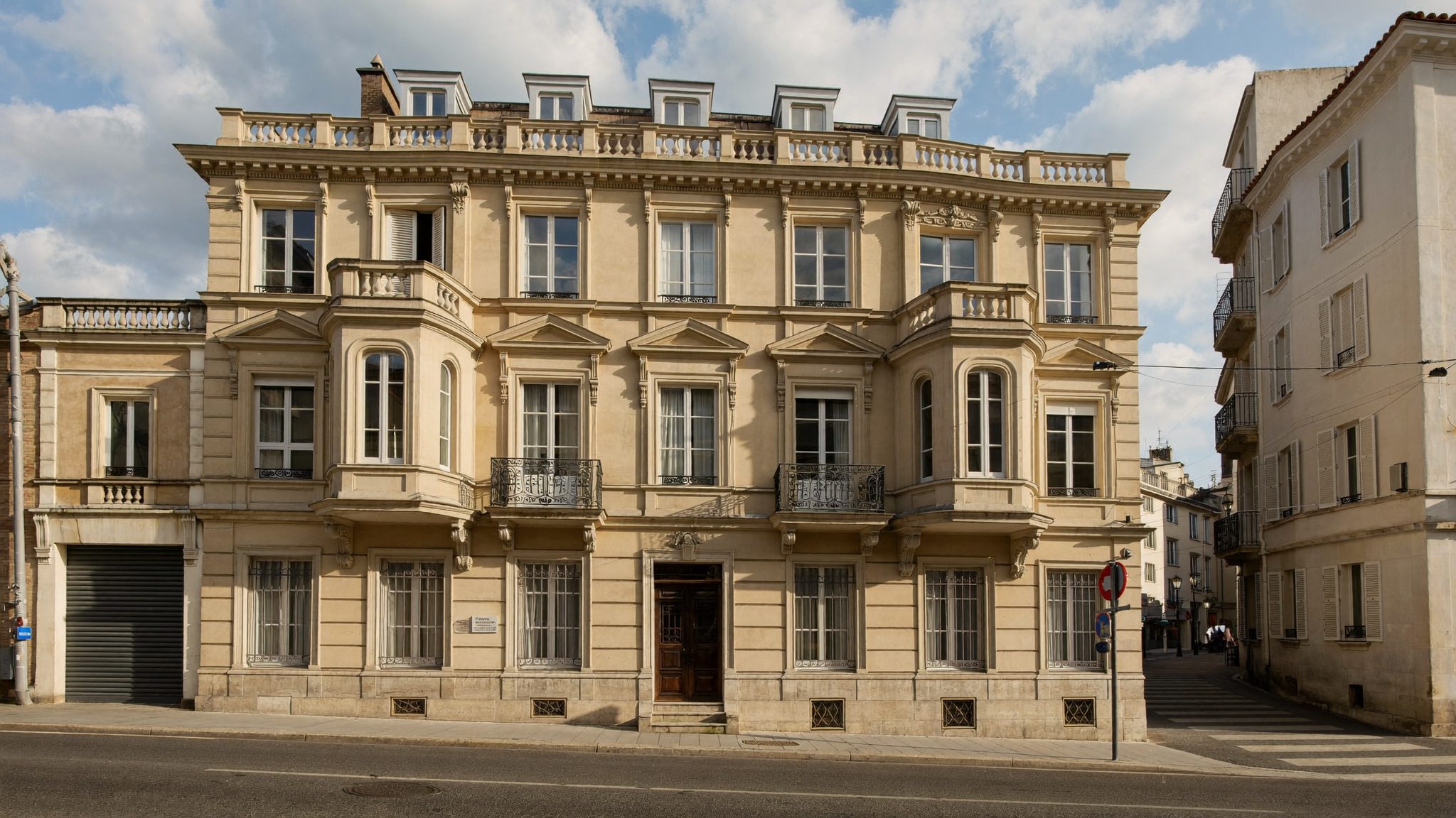 Façade d'un immeuble Belle Époque à Nice, près de l'agence Voyage Mesure