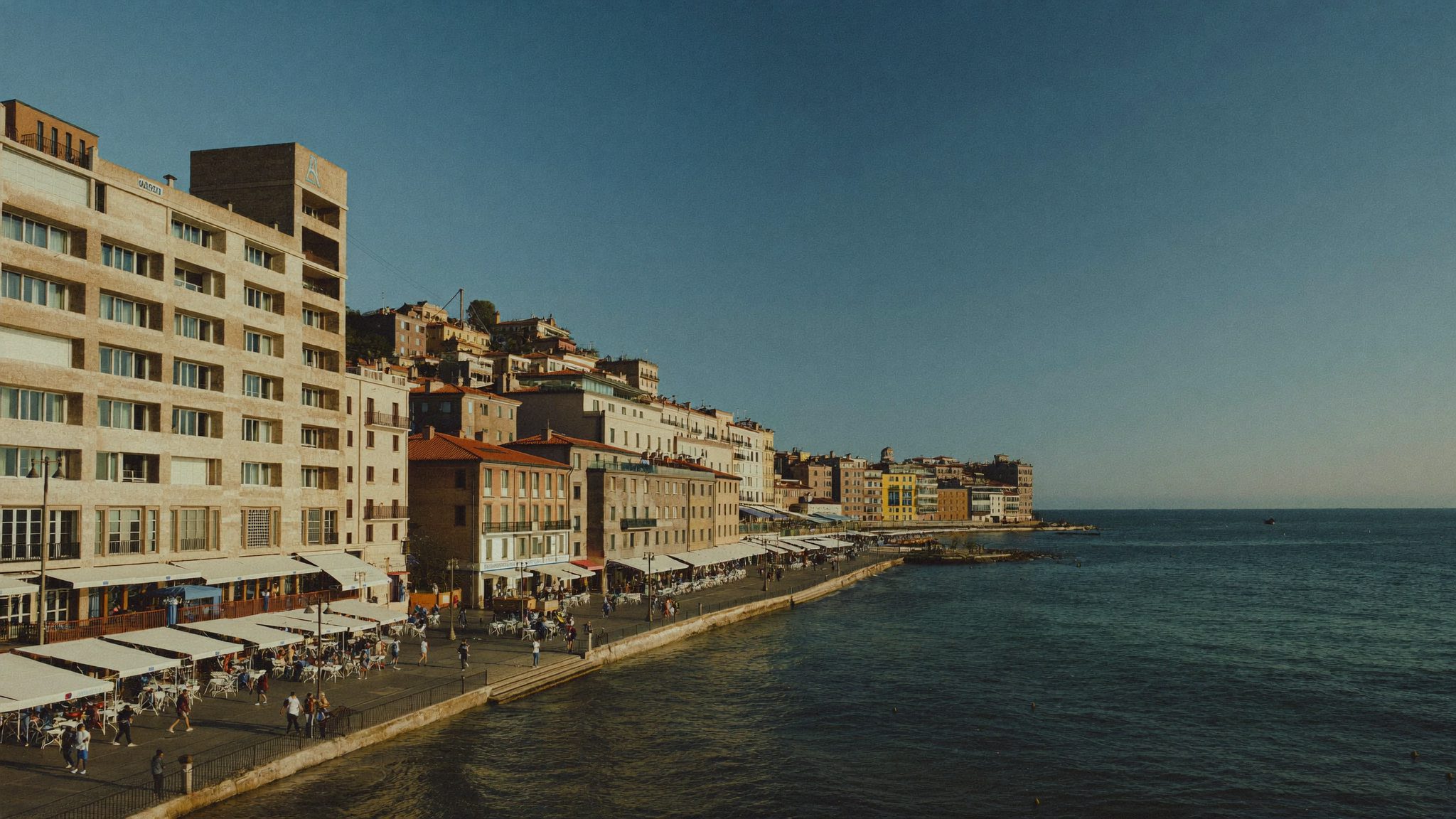 La promenade de la Riviera niçoise baignée par la lumière dorée de fin de journée